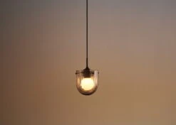 GUBI Seine Riippuvalaisin, Antiikkimessinki - Savu -Louis Poulsen Myymälämyynti SEINE PENDANT CONCEPT FALL 22 01