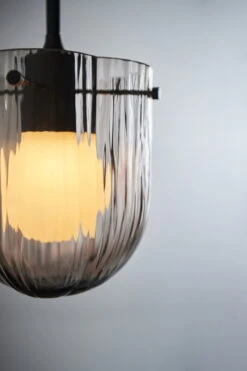 GUBI Seine Riippuvalaisin, Antiikkimessinki - Savu -Louis Poulsen Myymälämyynti SEINE PENDANT CONCEPT FALL 22 03