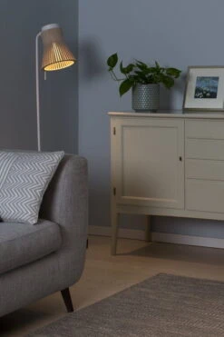 Secto Design Petite 4610 Lattiavalaisin, Koivu 9 Secto Design Petite 4610 Lattiavalaisin, Koivu -Louis Poulsen Myymälämyynti Secto Design Petite 4610 greysofa