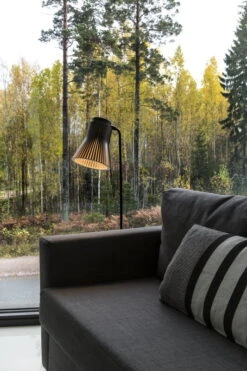 Secto Design Petite 4610 Lattiavalaisin, Musta -Louis Poulsen Myymälämyynti Secto Design Petite 4610 living2