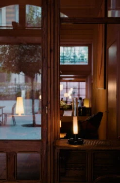 Santa & Cole Sylvestrina Ladattava Pöytävalaisin, Kirkas - Musta -Louis Poulsen Myymälämyynti Sylvestrina Baldomero Montse Capdevila SantaCole 2021 13 x2400