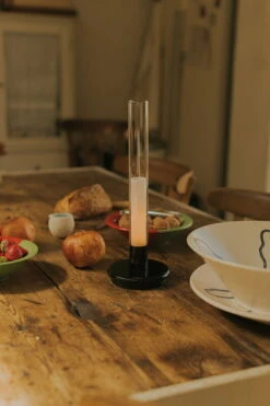 Santa & Cole Sylvestrina Ladattava Pöytävalaisin, Kirkas - Musta -Louis Poulsen Myymälämyynti Sylvestrina Getting Closer Marcos Isamat Fabrizio Colque 2021 DSC8392 x2400