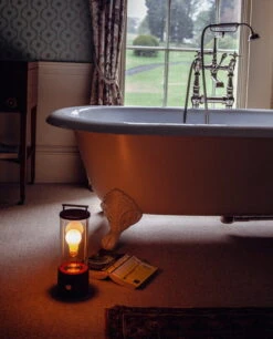 Tala The Muse Ladattava Pöytävalaisin, Pomona Red -Louis Poulsen Myymälämyynti The Muse Pomona Broughton Hall 27