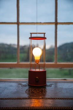 Tala The Muse Ladattava Pöytävalaisin, Pomona Red -Louis Poulsen Myymälämyynti The Muse Pomona Broughton Hall 8