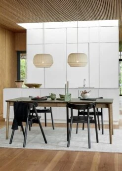 Northern Tradition Riippuvalaisin, Pieni, Valkoinen 8 Northern Tradition Riippuvalaisin, Pieni, Valkoinen -Louis Poulsen Myymälämyynti Tradition lamps Expand table dining kitchen Northern ph Chris Tonnesen High res