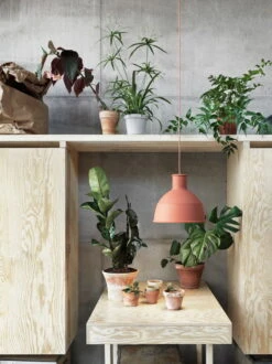 Muuto Unfold Riippuvalaisin, Oranssi 8 Muuto Unfold Riippuvalaisin, Oranssi -Louis Poulsen Myymälämyynti Unfold Terracotta med res lifestyle