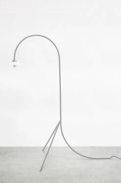 Valerie_objects Standing Lamp N1, Vaaleanharmaa -Louis Poulsen Myymälämyynti V9015013LG mullervanseveren standinglamps numberonelightgrey a 32