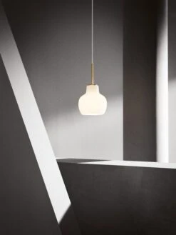 Louis Poulsen VL Ring Crown 1 Riippuvalaisin, Opaalilasi 8 Louis Poulsen VL Ring Crown 1 Riippuvalaisin, Opaalilasi -Louis Poulsen Myymälämyynti VL Crown 1 Pendant Campaign AW2019 10 04552 18771 50047