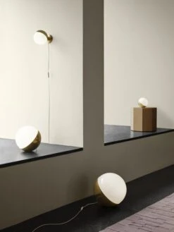 Louis Poulsen VL Studio 150 Pöytä-/lattiavalaisin, Messinki -Louis Poulsen Myymälämyynti VL Studio Family Brass AW21 08161