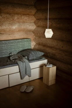 Showroom Finland Valo 003 Riippuvalaisin, Saarni -Louis Poulsen Myymälämyynti Valo 003 Credit Timo Junttila