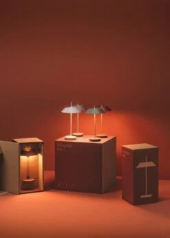 Vibia Mayfair Mini 5495 Ladattava Pöytävalaisin, Beige -Louis Poulsen Myymälämyynti Vibia Mayfair Mini Display Expositor 01role 2