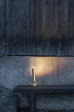 Örsjö Visir Ladattava Pöytävalaisin, Messinki 10 Örsjö Visir Ladattava Pöytävalaisin, Messinki -Louis Poulsen Myymälämyynti Visir outside close 1024x1536 1