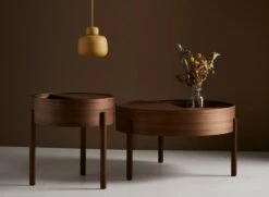 Woud Stone Riippuvalaisin, Pieni, Keltainen -Louis Poulsen Myymälämyynti WOUD SS21 Arc Walnut Stone small mustard