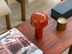 Flos Bellhop Pöytävalaisin, Punainen -Louis Poulsen Myymälämyynti bellhop battery brick red table barber osgerby flos 01