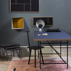 PLEASE WAIT To Be SEATED Blooper Pöytävalaisin, Navy Blue -Louis Poulsen Myymälämyynti blooper setting