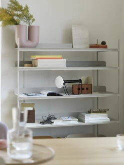 Muuto Piton Ladattava Valaisin, Musta 9 Muuto Piton Ladattava Valaisin, Musta -Louis Poulsen Myymälämyynti compile config 3 grey kink dusty lilac piton portable lamp black arrange copper brown muuto org