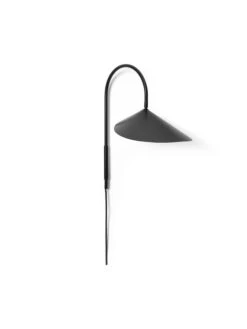 Ferm LIVING Arum Seinävalaisin, Kääntyvä, Musta -Louis Poulsen Myymälämyynti fermLIVING AW22 ArumWallLamp SwingFeature Black 1104266325 pack 1