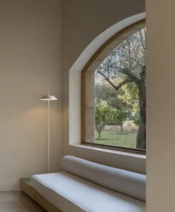 Vibia Mayfair 5515 Lattiavalaisin, Valkoinen 11 Vibia Mayfair 5515 Lattiavalaisin, Valkoinen -Louis Poulsen Myymälämyynti mayfair pie amb 5515 93 01