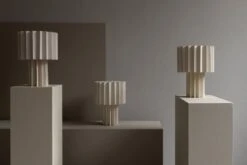 Örsjö Plissé White Edition Pöytävalaisin, Valkoinen 11 Örsjö Plissé White Edition Pöytävalaisin, Valkoinen -Louis Poulsen Myymälämyynti plisse 2