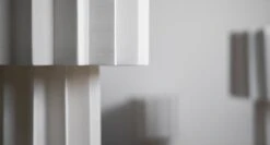 Örsjö Plissé White Edition Pöytävalaisin, Valkoinen 10 Örsjö Plissé White Edition Pöytävalaisin, Valkoinen -Louis Poulsen Myymälämyynti rsjXFolkform 4