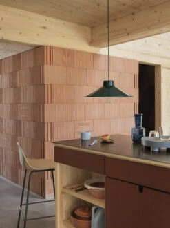 Muuto Top Riippuvalaisin, 36 Cm, Hiekka 11 Muuto Top Riippuvalaisin, 36 Cm, Hiekka -Louis Poulsen Myymälämyynti top pendant 36 dark green fiber counter stool 65 ochre black tube raise carafe platform tray muuto org