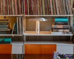 Wästberg W203 Ilumina Pöytävalaisin, Alumiini -Louis Poulsen Myymälämyynti w203 Ilumina Insitu3