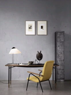 Pandul Opala Midi Pöytävalaisin, Bordeaux -Louis Poulsen Myymälämyynti zB002S Wegner Opala Midi Table lamp on a Finn Juhl Desk